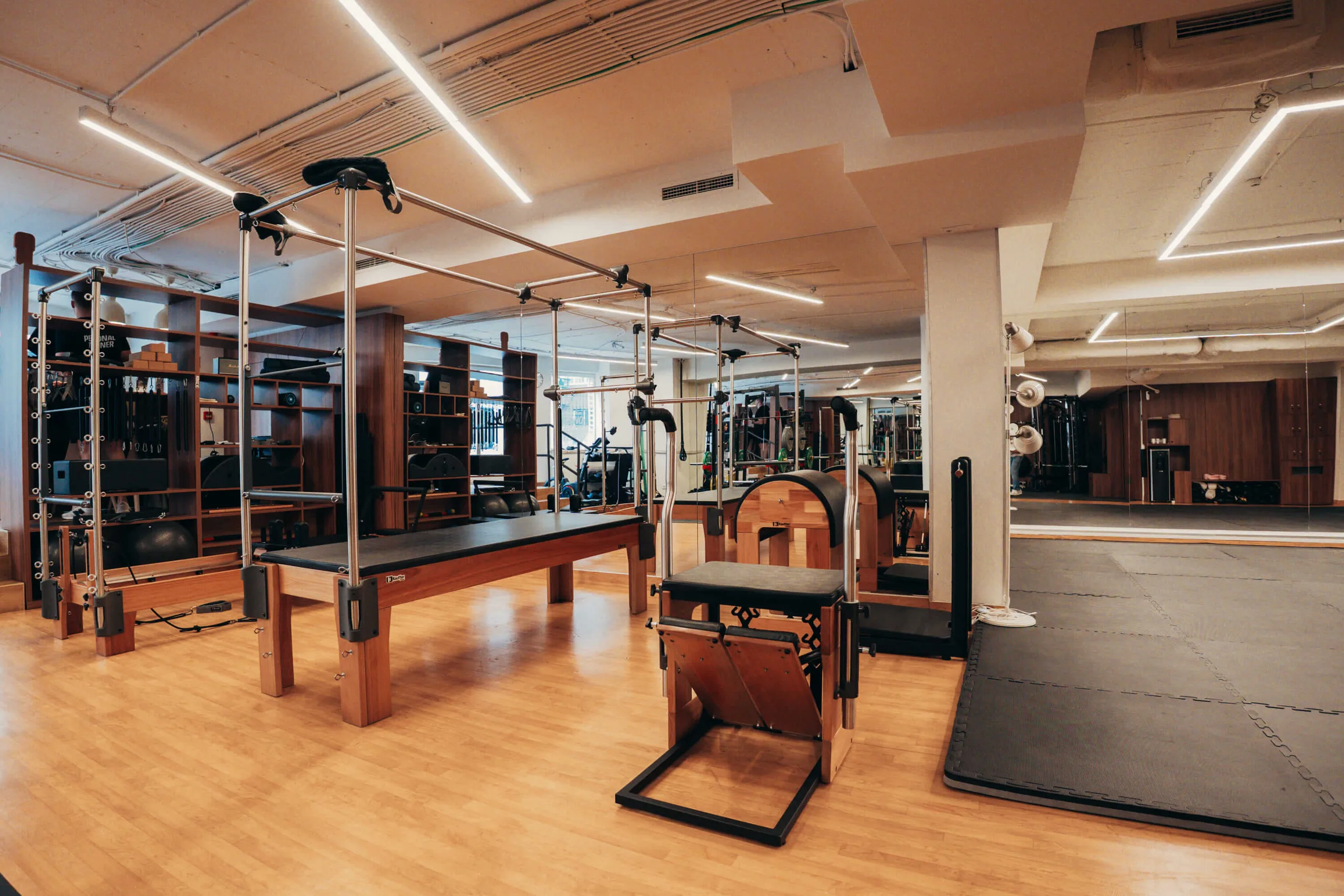 Interior do estúdio premium de Pilates e treino funcional com equipamentos de alta gama