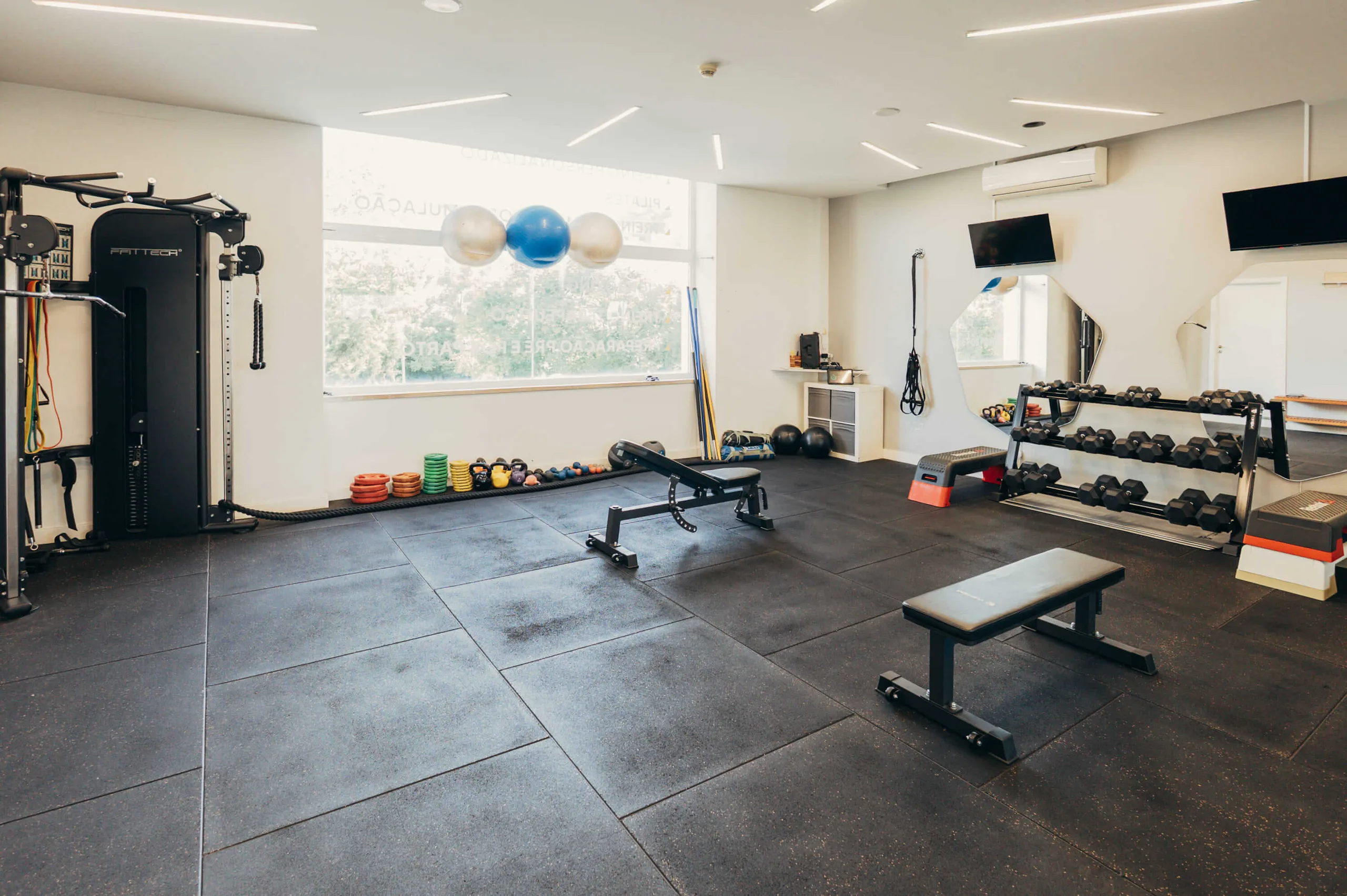 Estúdio de treino premium PT do Bairro na Parede com vista mar e Pilates