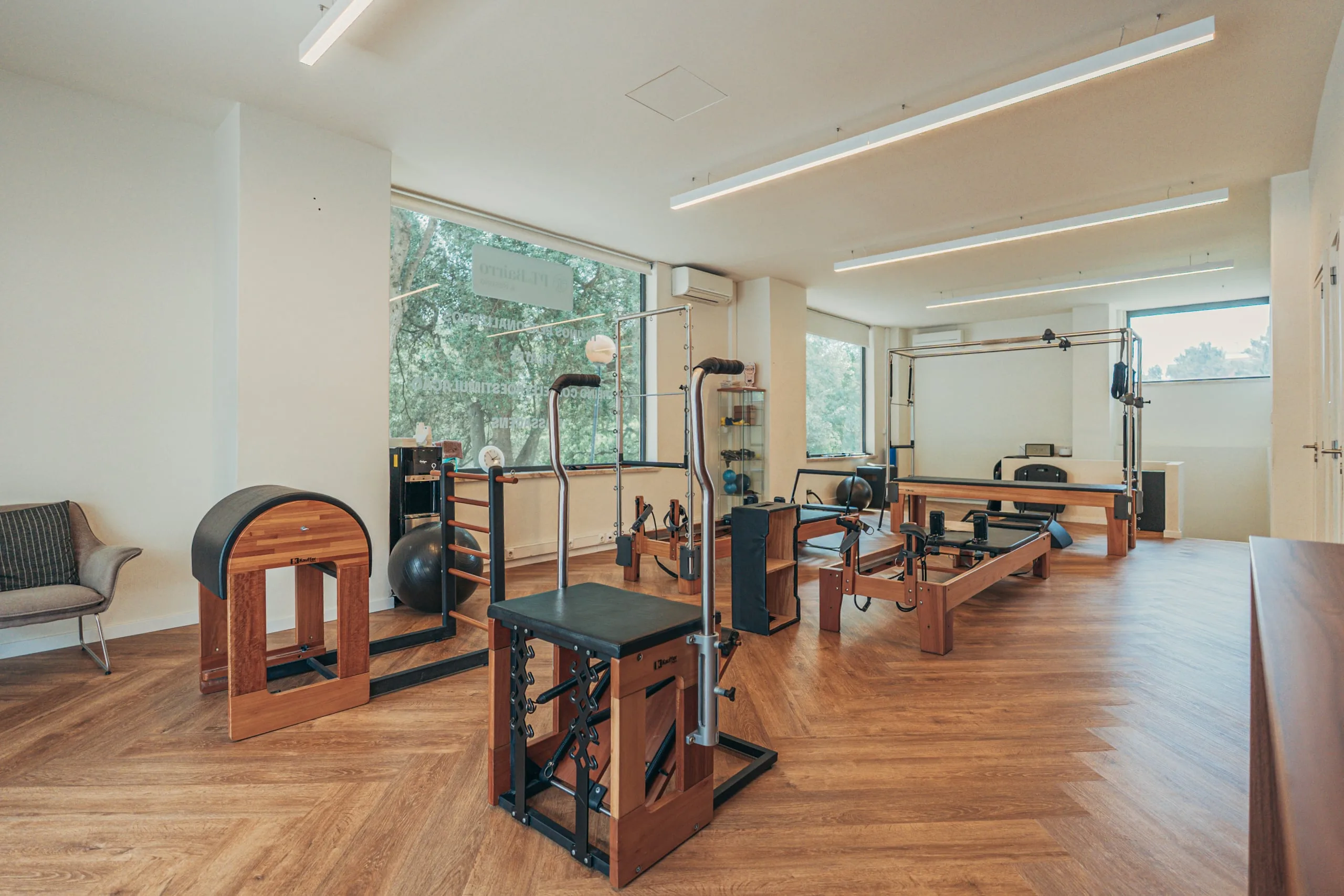 Interior do estúdio premium PT do Bairro no Restelo com equipamentos de Pilates