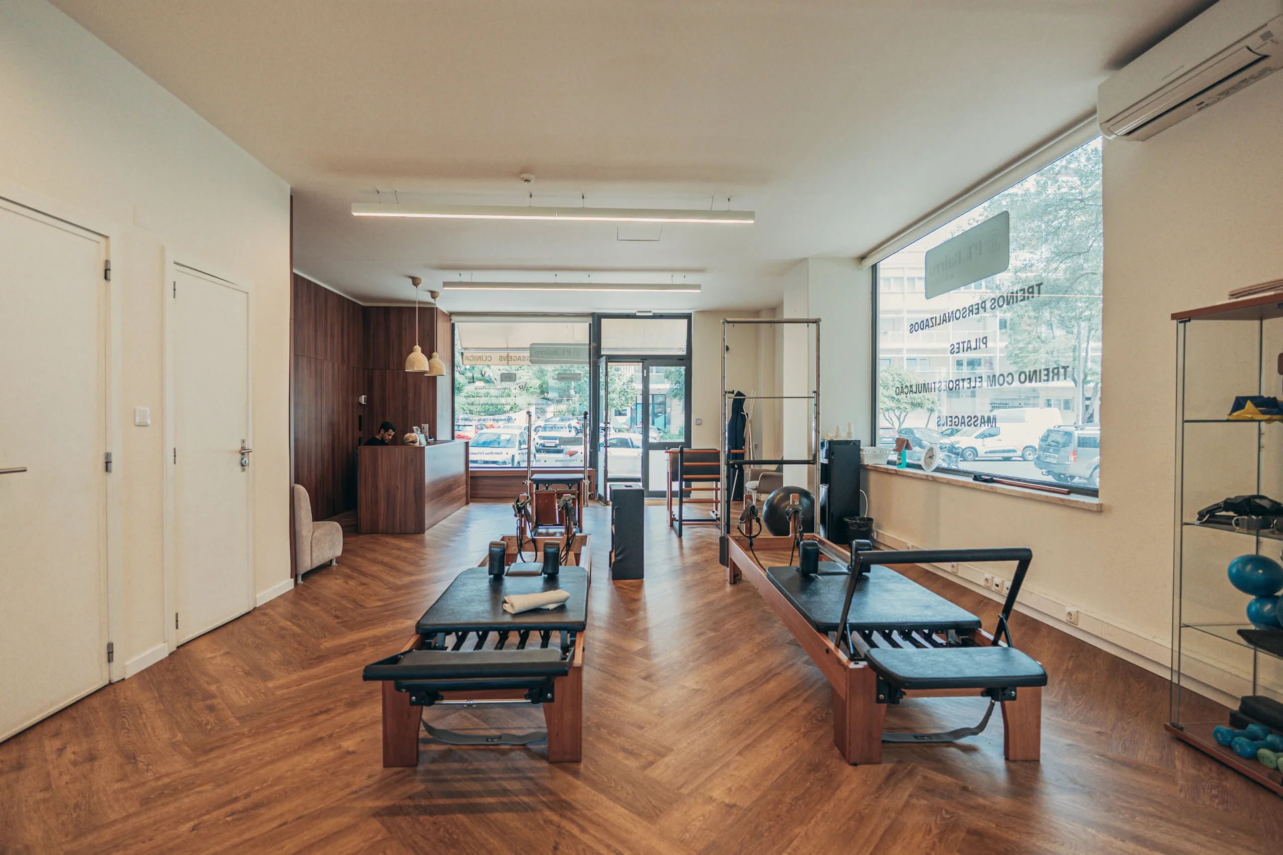 Interior do estúdio premium PT do Bairro no Restelo com equipamentos de Pilates