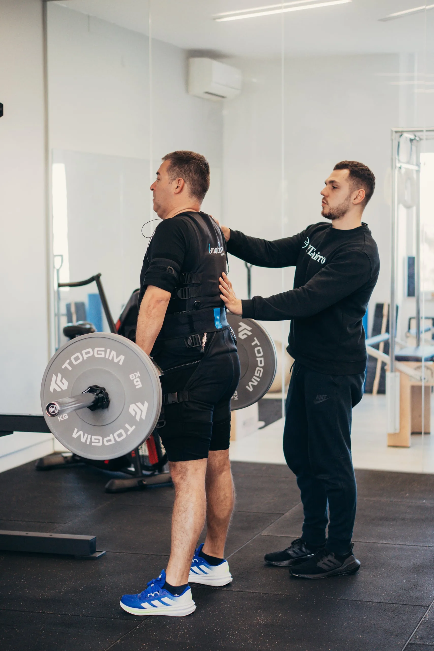 Treino de Eletroestimulação EMS com barra para tonificação muscular