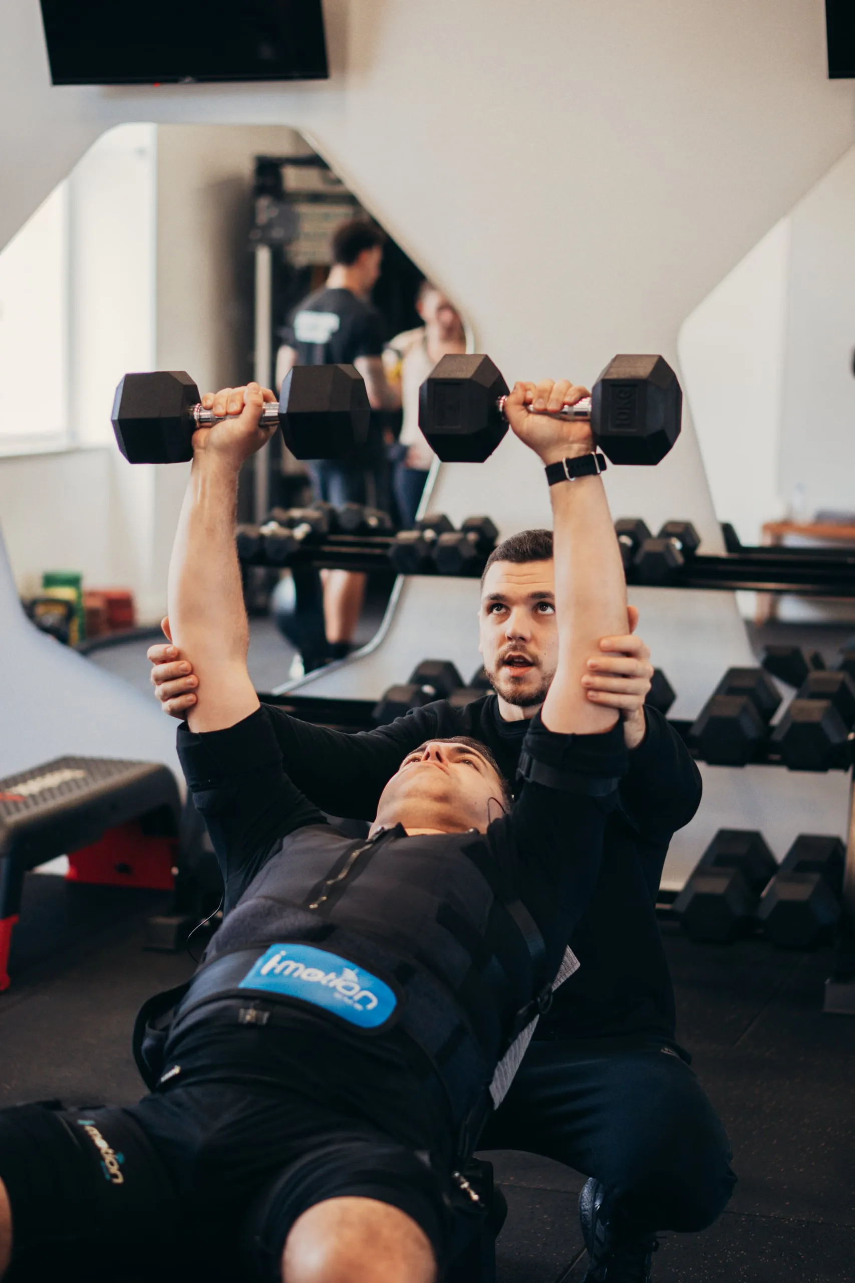 Treino de EMS com carga para reforço muscular