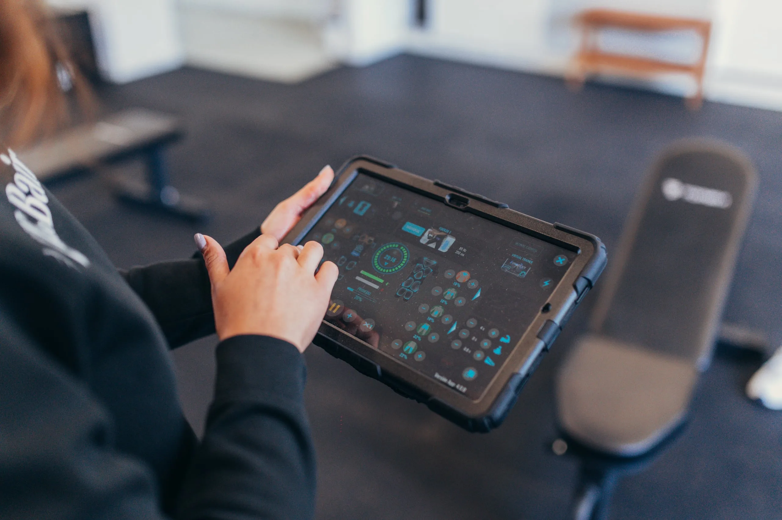 Tablet de controlo de intensidade de eletroestimulação durante o treino