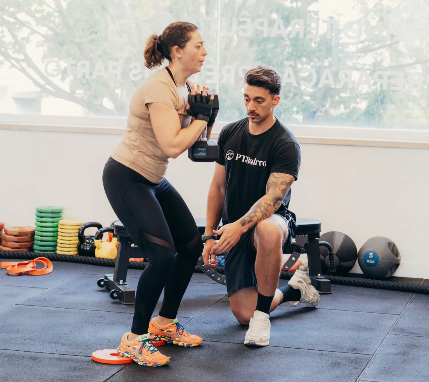 Personal Trainer a acompanhar treino individual no estúdio PT do Bairro Parede