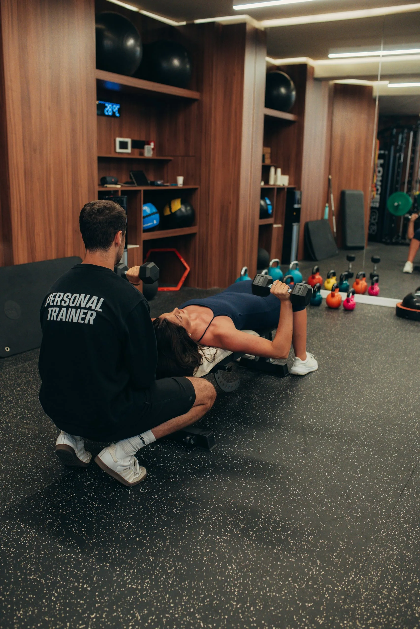 Exercício de core e prancha vertical em treino funcional
