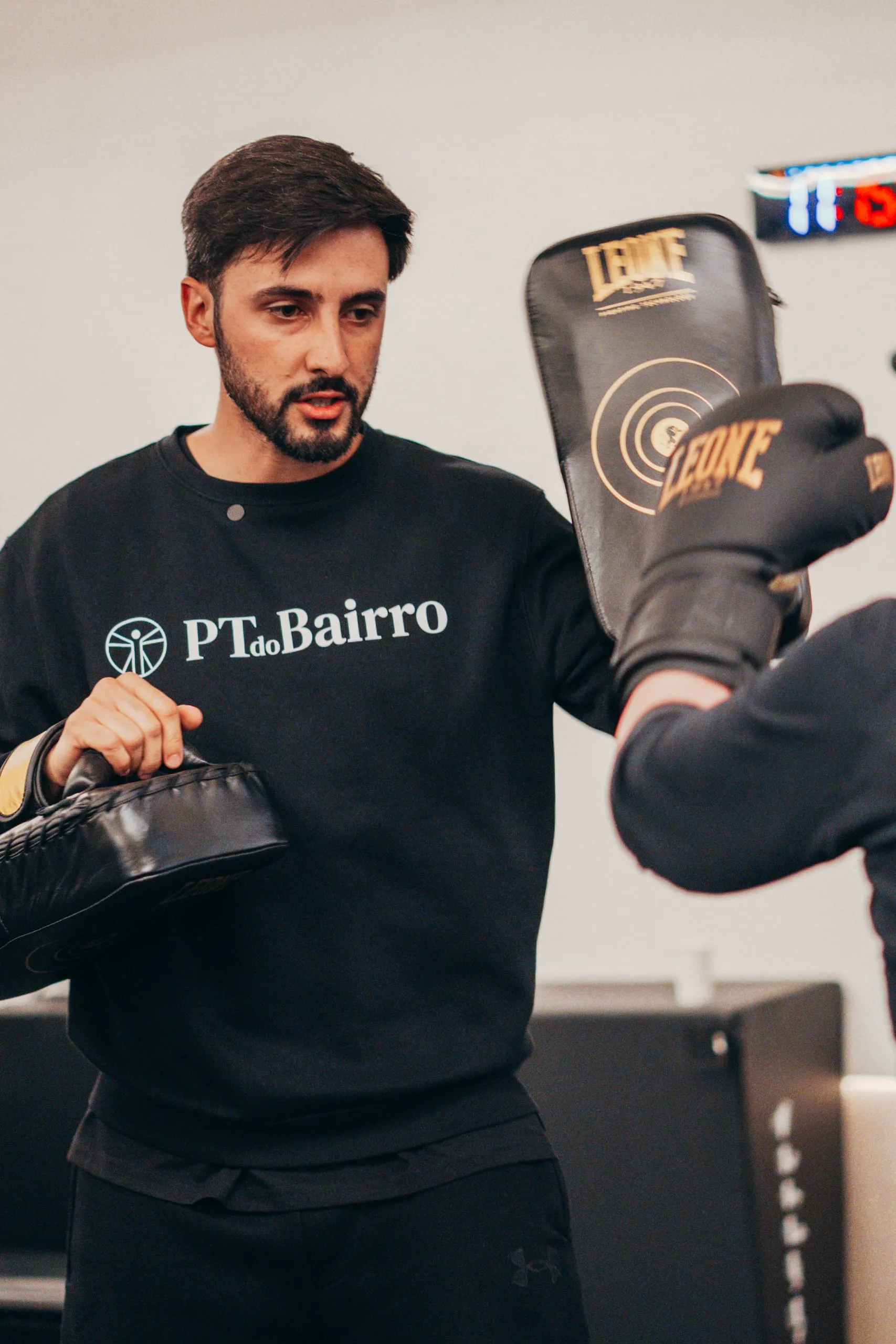 Personal Trainer a segurar plastrons para treino de combate