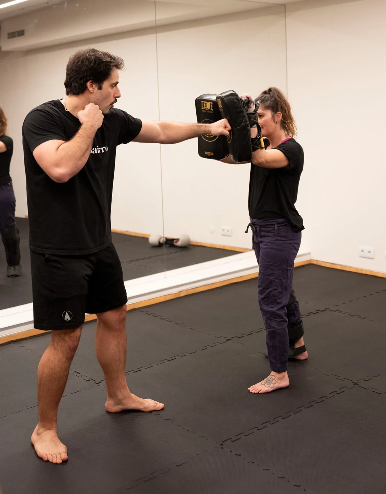 Aluna a praticar sequências de golpes de Muay Thai com Personal Trainer