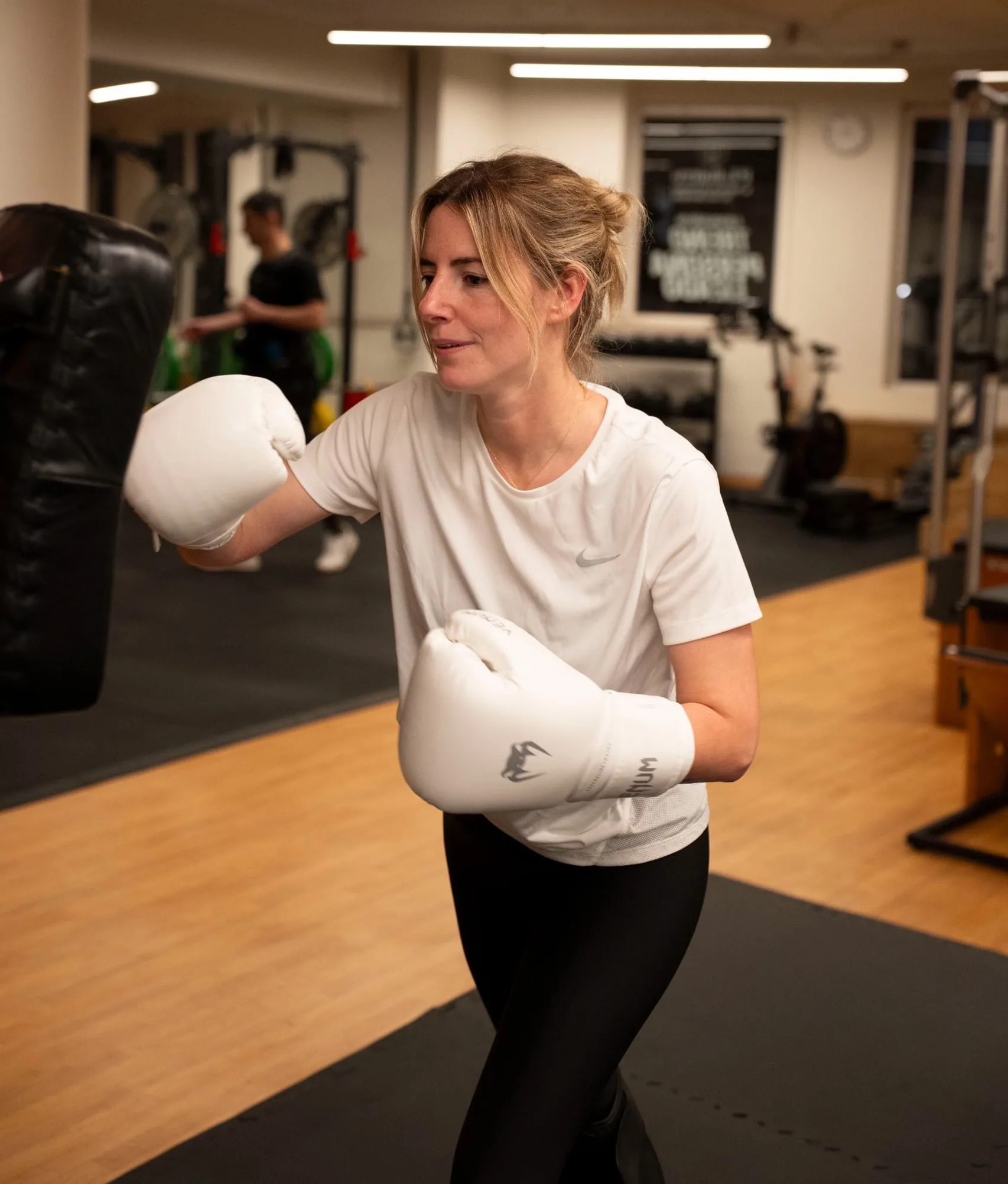 Treino individual de boxe e kickboxing para cardio e alívio de stress