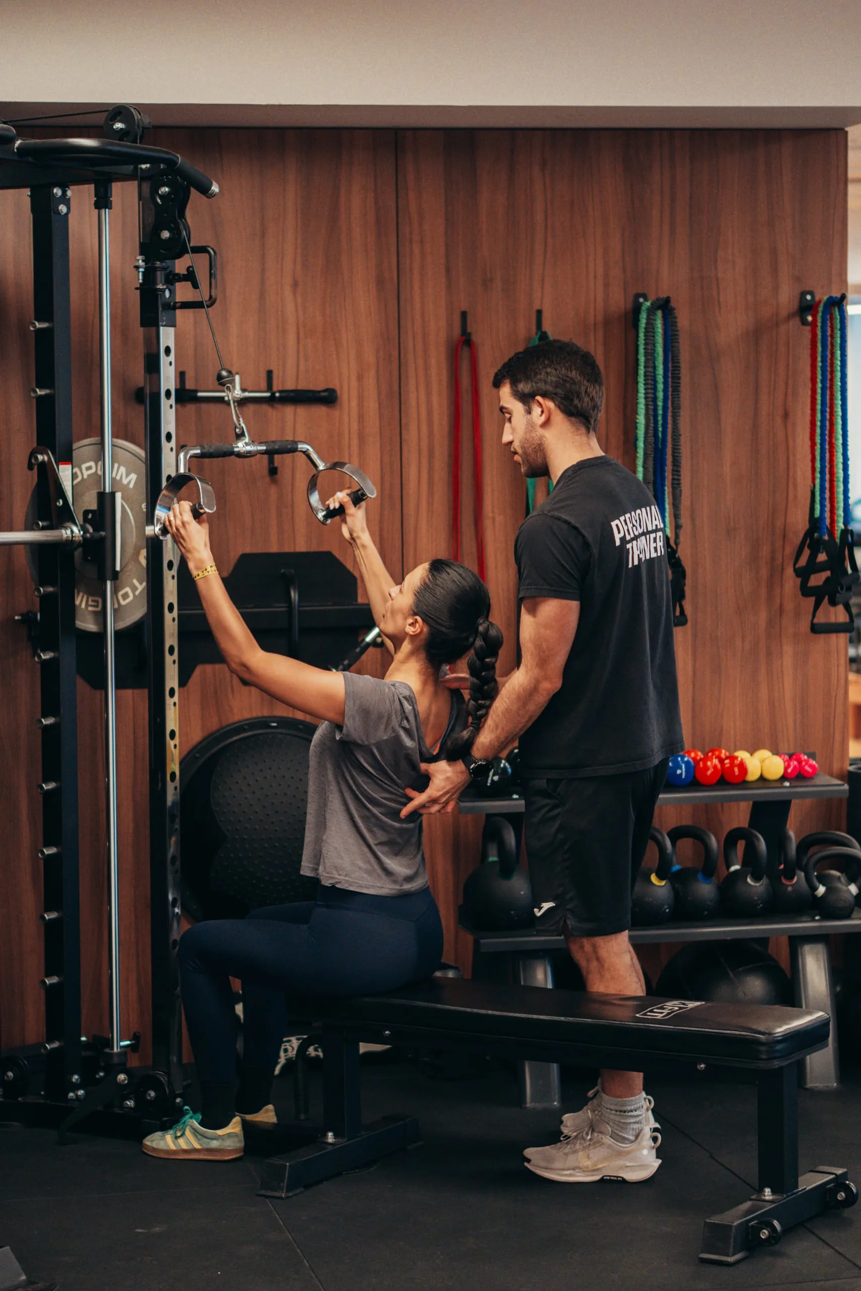 Personal Trainer a acompanhar treino de força individual no estúdio PT do Bairro em Lisboa