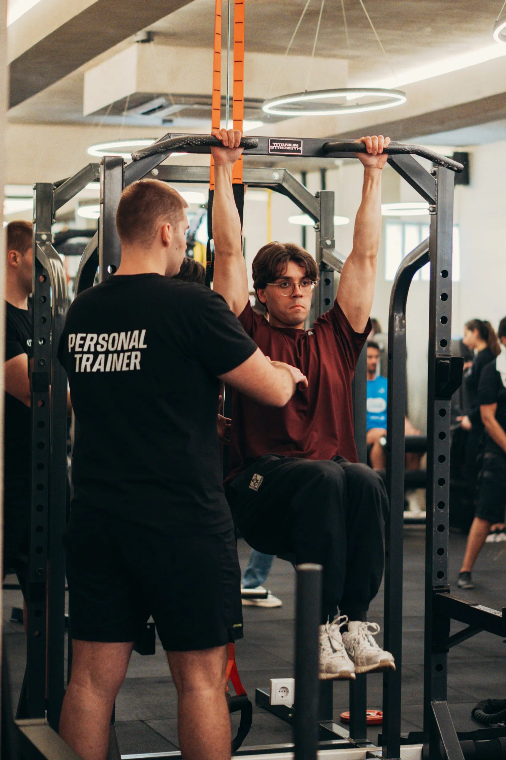 Personal Trainer a acompanhar treino de força funcional no estúdio PT do Bairro