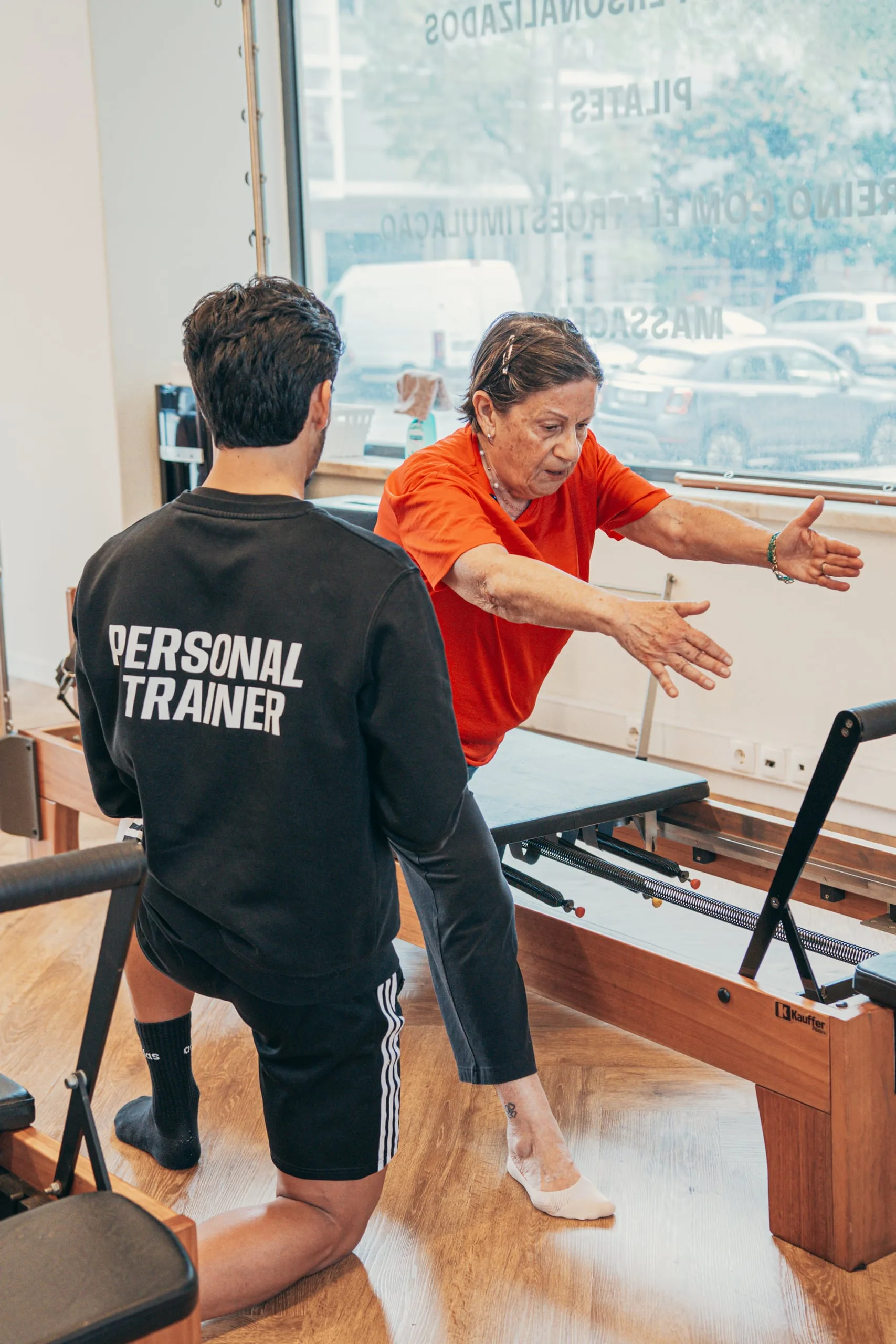 Personal Trainer a orientar exercício de Pilates no estúdio Restelo