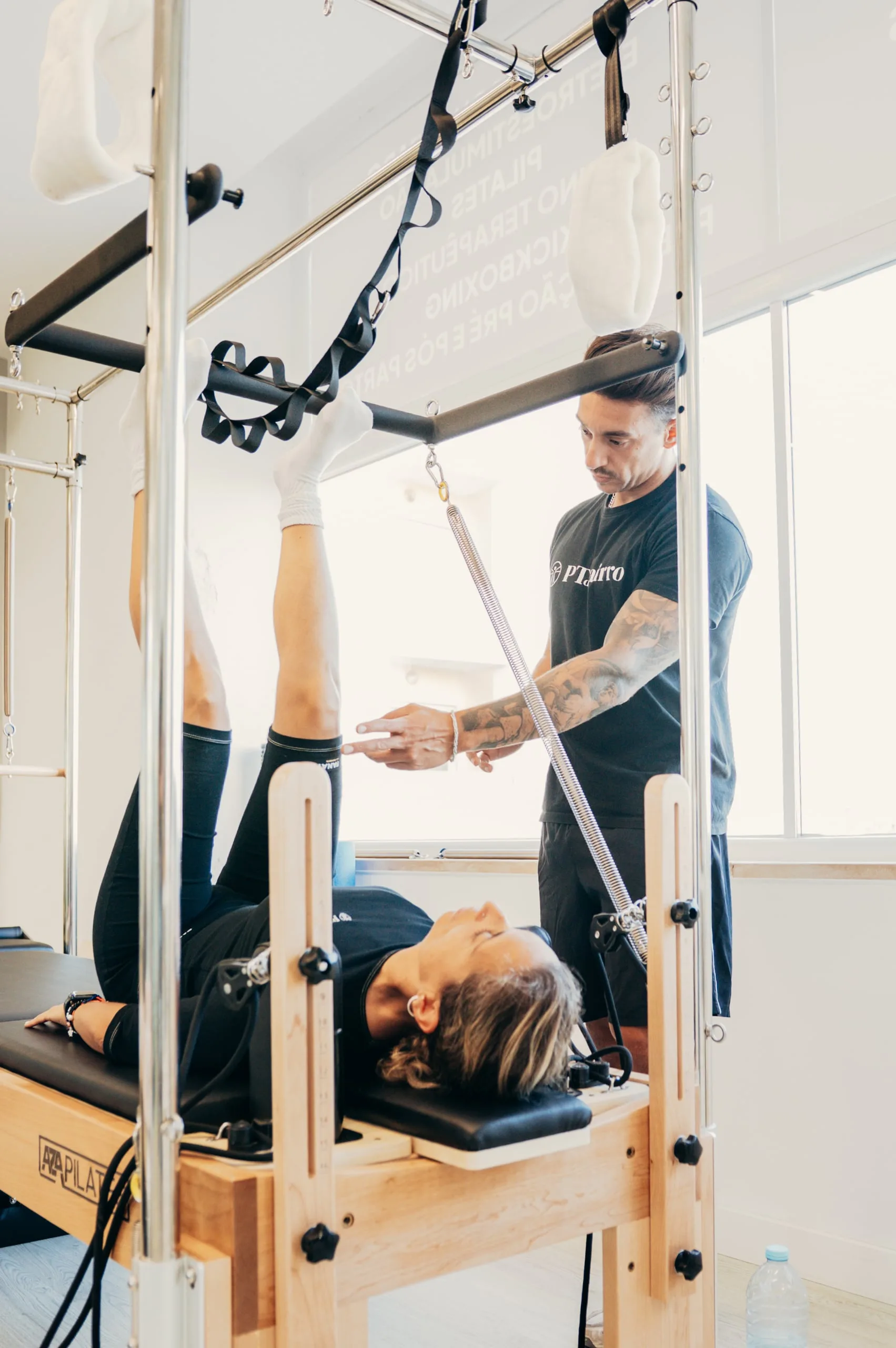 Exercício de Pilates Clínico em equipamento vertical para mobilidade