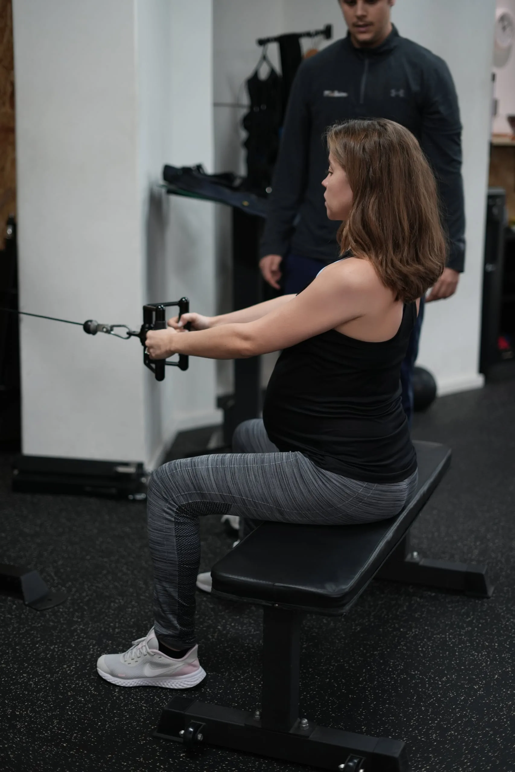 Exercício de força adaptado para grávidas com supervisão de Personal Trainer