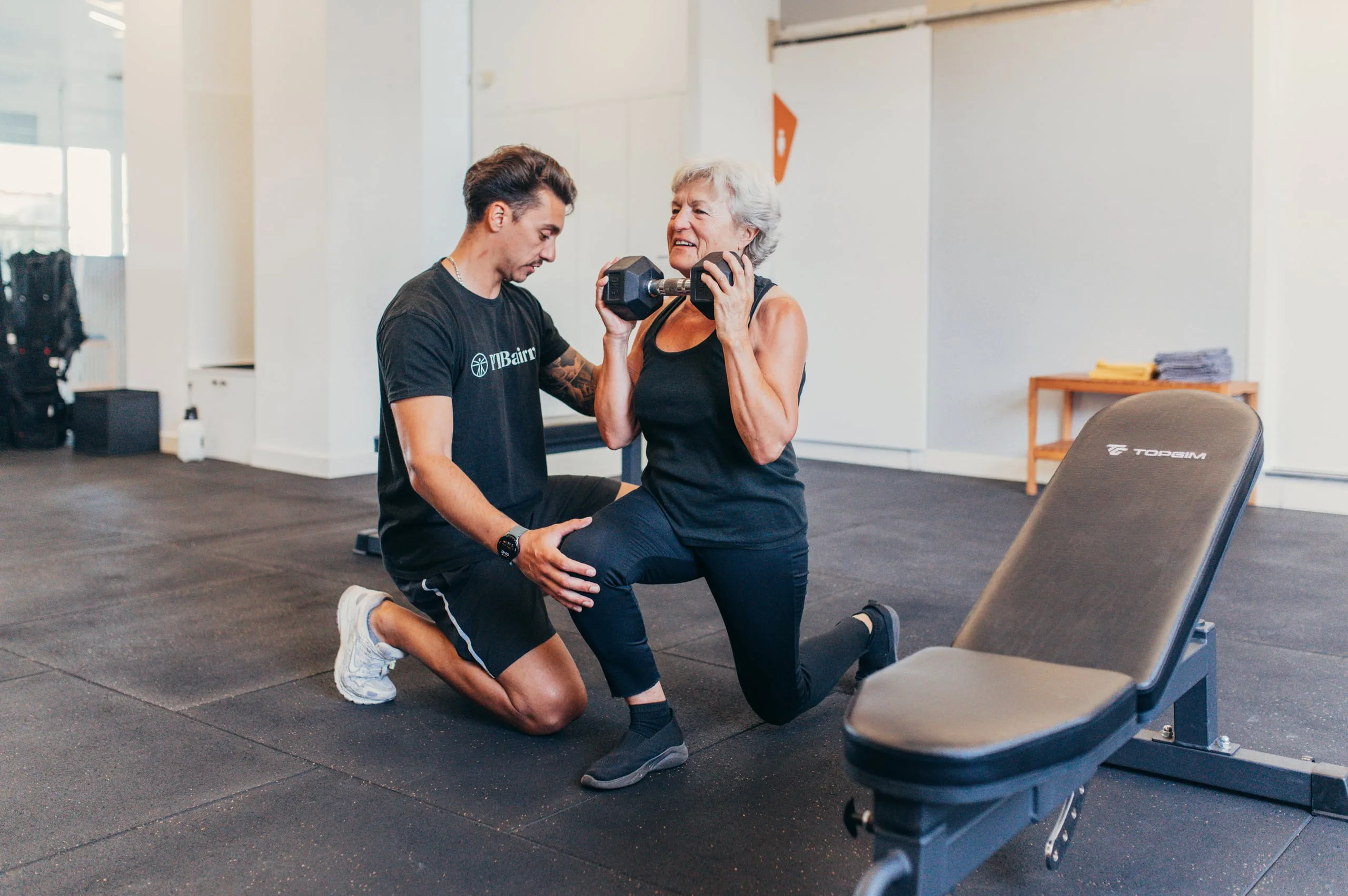 Exercício de treino terapêutico com bola suíça para estabilização da coluna