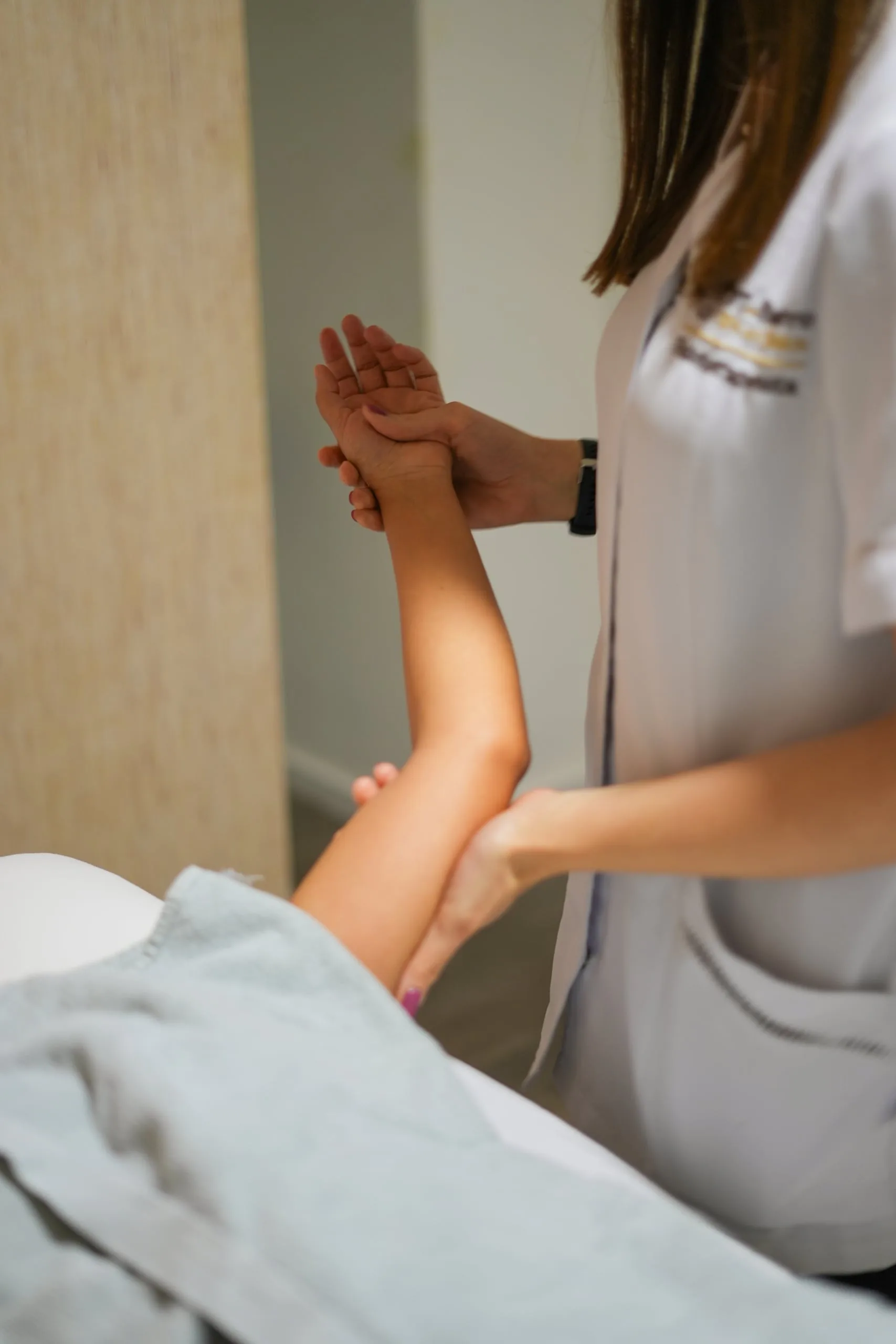 Sessão de fisioterapia para avaliação e reabilitação física profissional