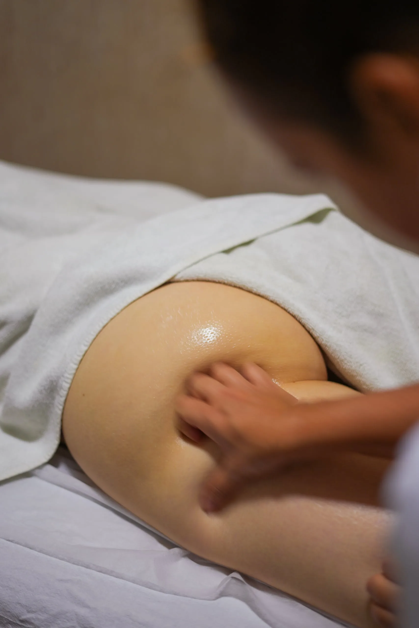 Massagem modeladora de alta pressão para redução de medidas e definição corporal