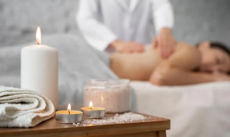 Massagem relaxante com óleos essenciais para equilíbrio emocional