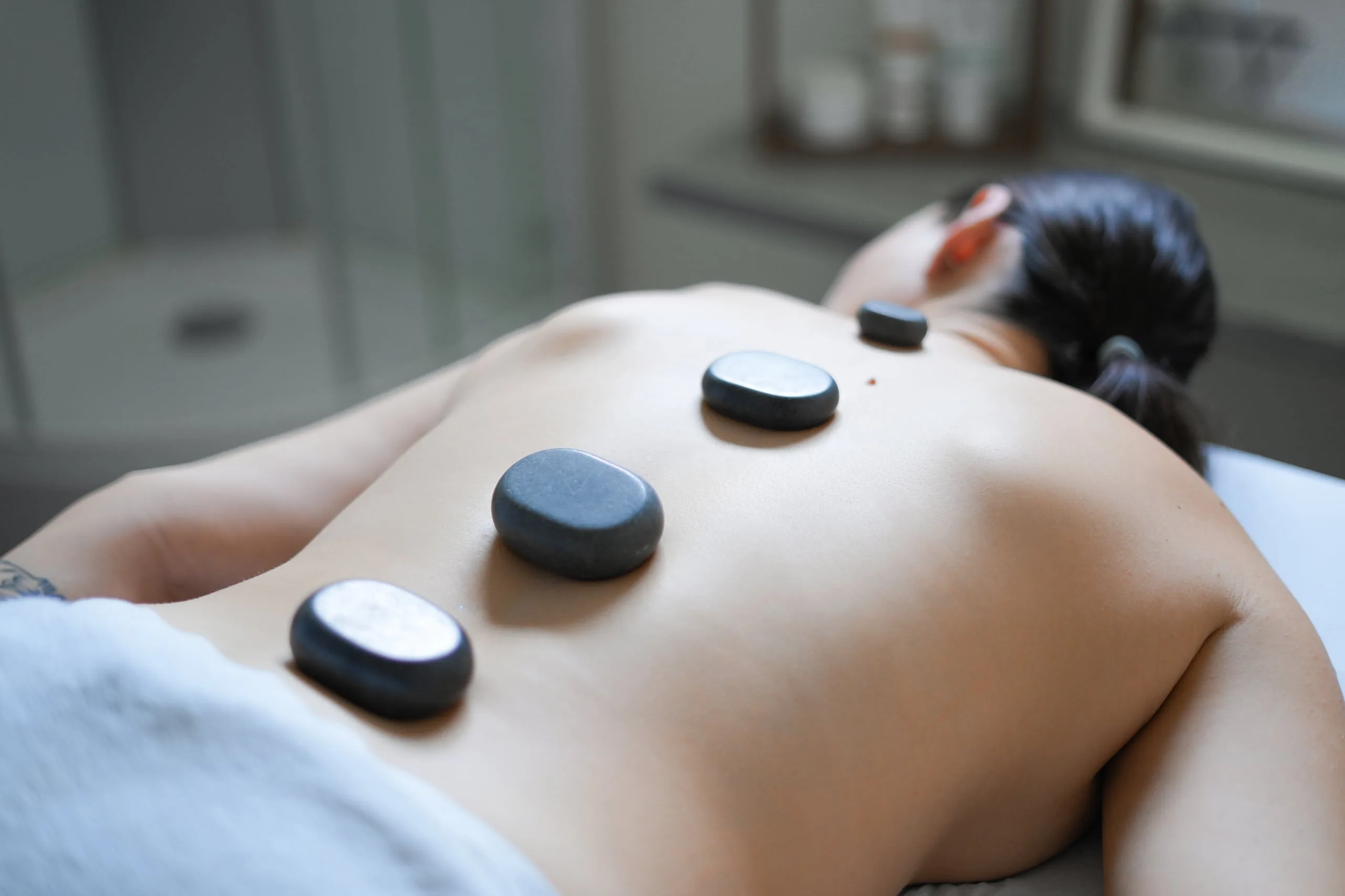 Massagem terapêutica com pedras vulcânicas quentes para circulação e relaxamento