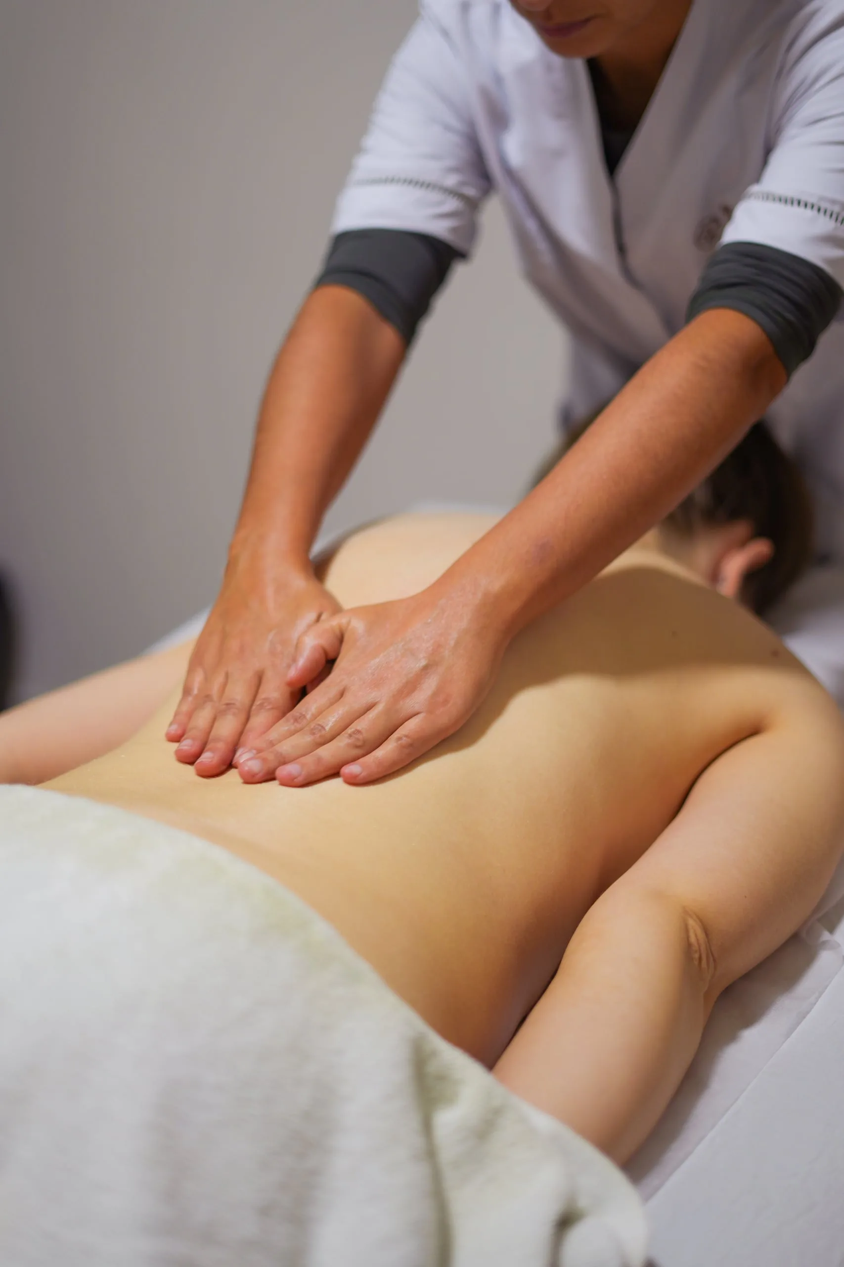 Massagem de relaxamento profundo para alívio de tensão e stress