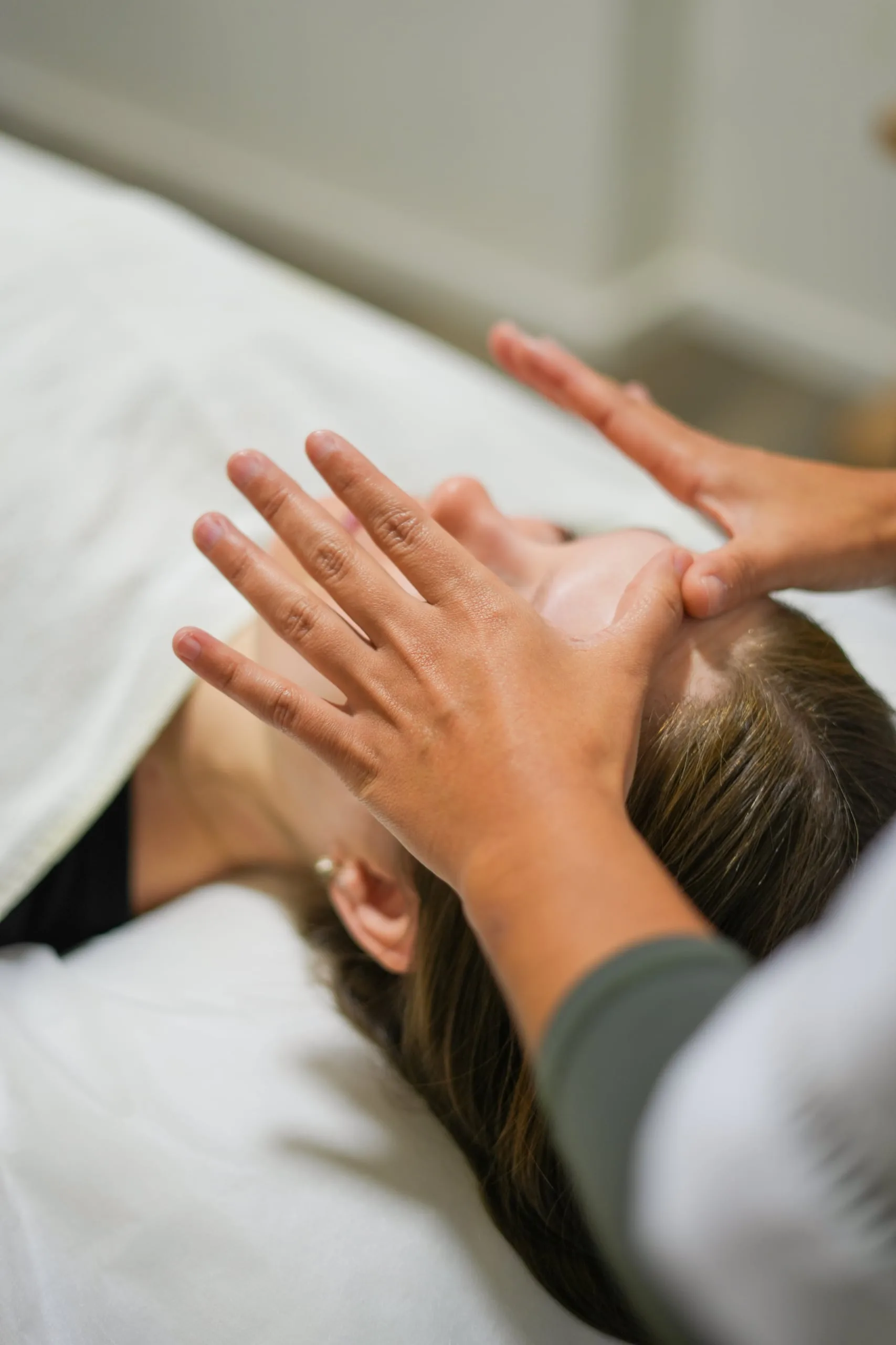 Massagem facial revitalizante para renovação celular e redução de inchaço