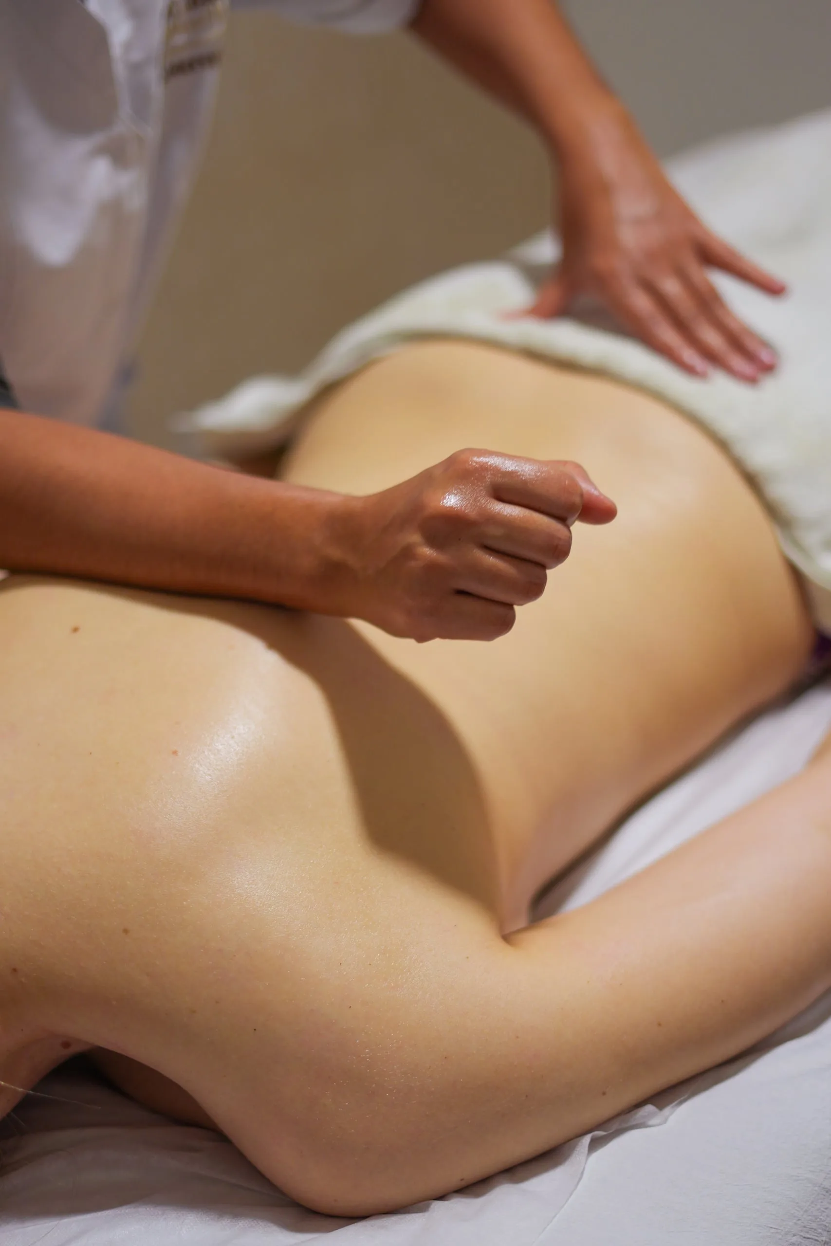 Massagem terapêutica para alívio de contraturas e dores musculares nas costas